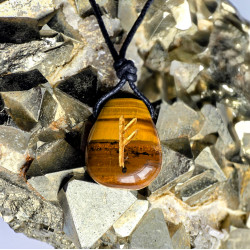 Fehu ruuniga ripats – Tiigrisilm-Tiigriraud (käsitsi graveeritud, kuldne)