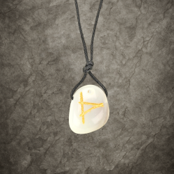 Thurisaz ruuniga ripats – Ahhaat (lävehoidja vägi)